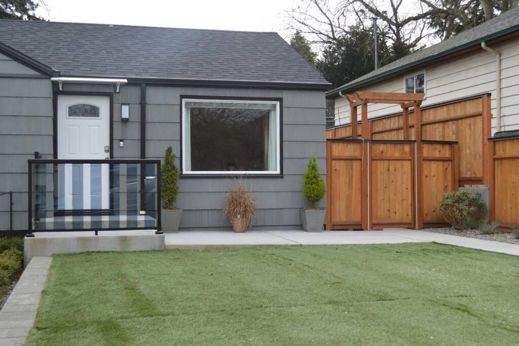 Cozy Crown Hill Carkeek Cottage W/3 Beds, Full Kitchen & Backyard In North シアトル エクステリア 写真
