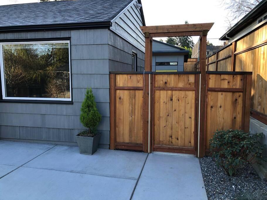 Cozy Crown Hill Carkeek Cottage W/3 Beds, Full Kitchen & Backyard In North シアトル エクステリア 写真