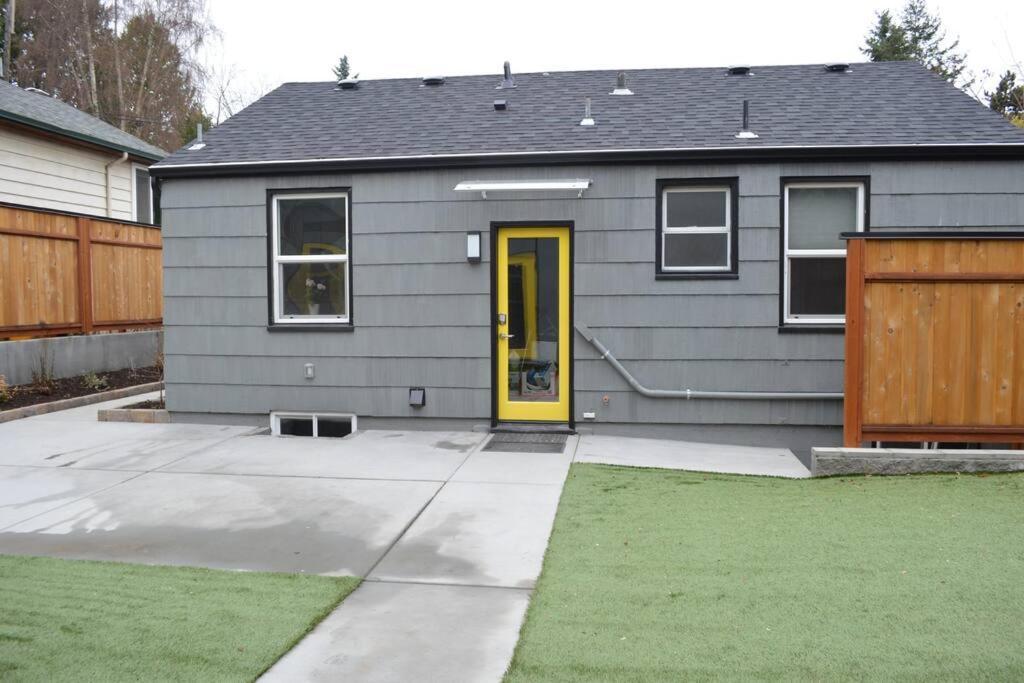 Cozy Crown Hill Carkeek Cottage W/3 Beds, Full Kitchen & Backyard In North シアトル エクステリア 写真