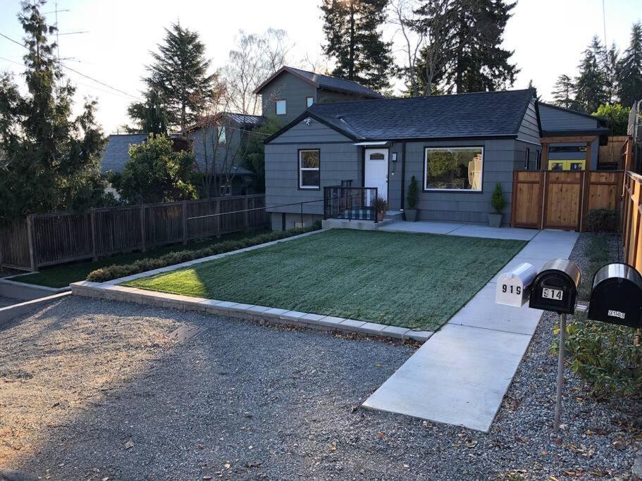 Cozy Crown Hill Carkeek Cottage W/3 Beds, Full Kitchen & Backyard In North シアトル エクステリア 写真
