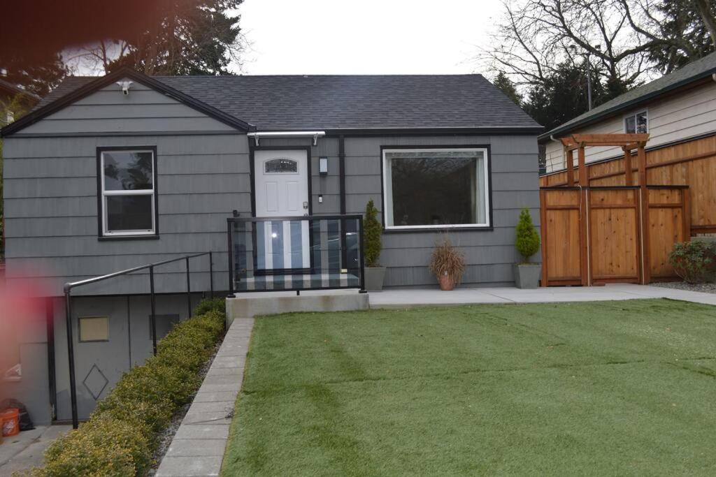 Cozy Crown Hill Carkeek Cottage W/3 Beds, Full Kitchen & Backyard In North シアトル エクステリア 写真