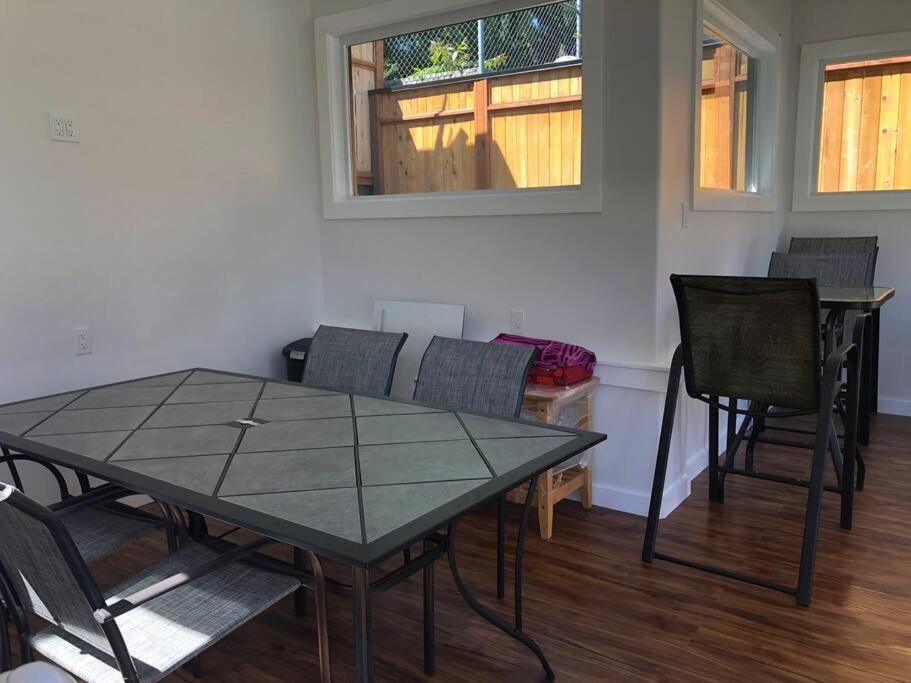 Cozy Crown Hill Carkeek Cottage W/3 Beds, Full Kitchen & Backyard In North シアトル エクステリア 写真