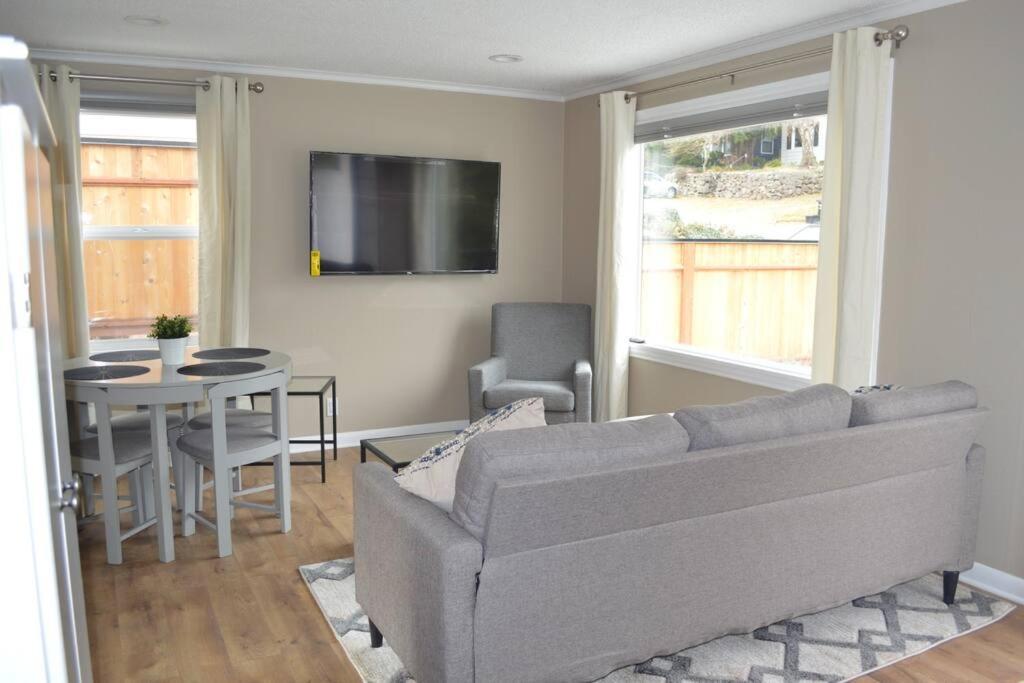 Cozy Crown Hill Carkeek Cottage W/3 Beds, Full Kitchen & Backyard In North シアトル エクステリア 写真