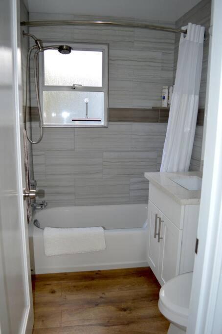 Cozy Crown Hill Carkeek Cottage W/3 Beds, Full Kitchen & Backyard In North シアトル エクステリア 写真