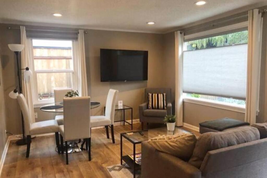 Cozy Crown Hill Carkeek Cottage W/3 Beds, Full Kitchen & Backyard In North シアトル エクステリア 写真