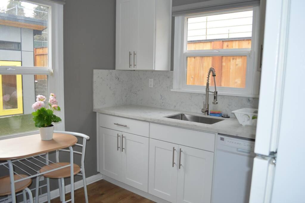 Cozy Crown Hill Carkeek Cottage W/3 Beds, Full Kitchen & Backyard In North シアトル エクステリア 写真