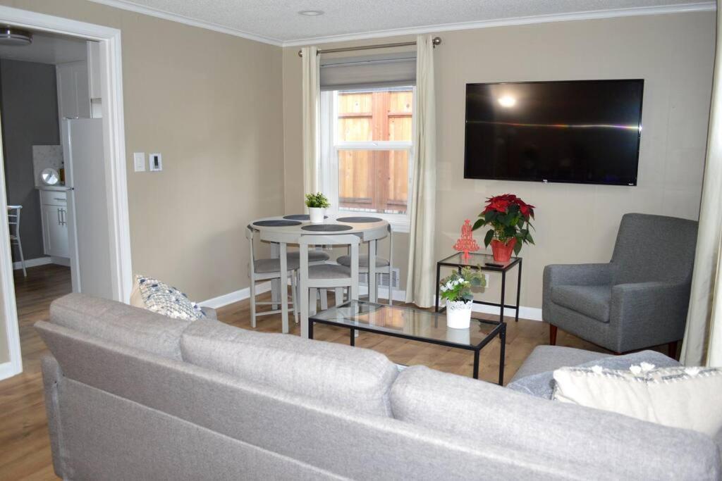 Cozy Crown Hill Carkeek Cottage W/3 Beds, Full Kitchen & Backyard In North シアトル エクステリア 写真