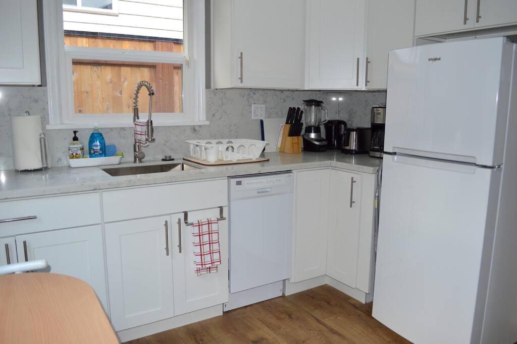 Cozy Crown Hill Carkeek Cottage W/3 Beds, Full Kitchen & Backyard In North シアトル エクステリア 写真