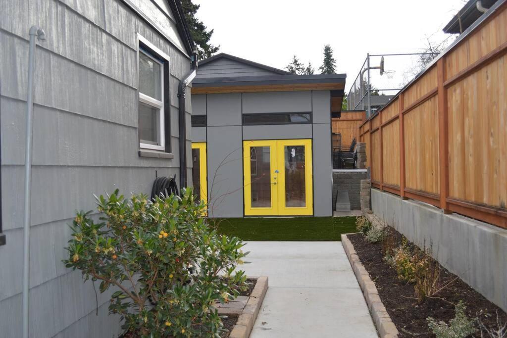 Cozy Crown Hill Carkeek Cottage W/3 Beds, Full Kitchen & Backyard In North シアトル エクステリア 写真