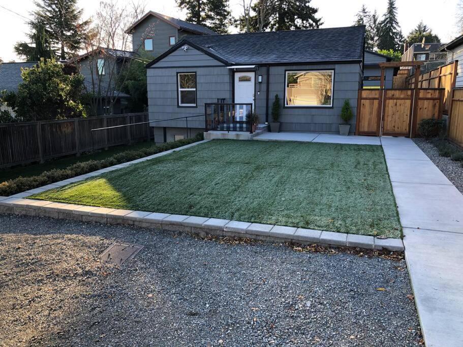 Cozy Crown Hill Carkeek Cottage W/3 Beds, Full Kitchen & Backyard In North シアトル エクステリア 写真