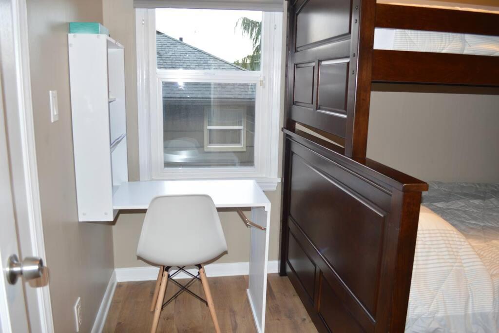 Cozy Crown Hill Carkeek Cottage W/3 Beds, Full Kitchen & Backyard In North シアトル エクステリア 写真