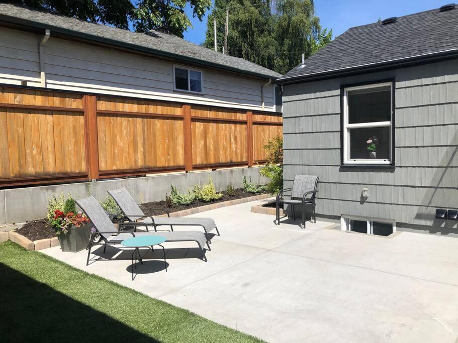 Cozy Crown Hill Carkeek Cottage W/3 Beds, Full Kitchen & Backyard In North シアトル エクステリア 写真