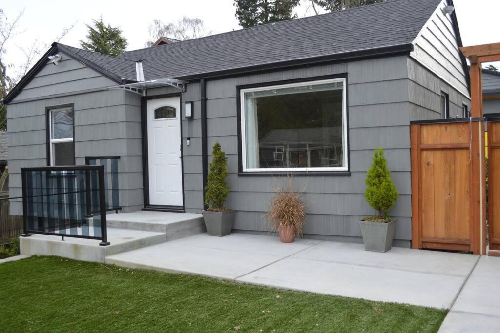 Cozy Crown Hill Carkeek Cottage W/3 Beds, Full Kitchen & Backyard In North シアトル エクステリア 写真