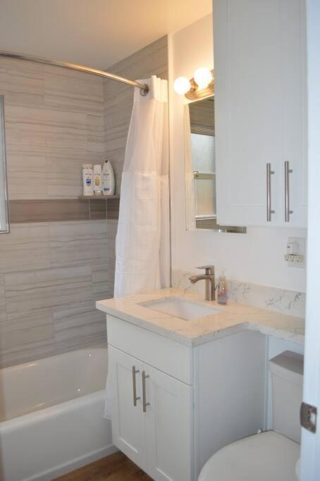 Cozy Crown Hill Carkeek Cottage W/3 Beds, Full Kitchen & Backyard In North シアトル エクステリア 写真